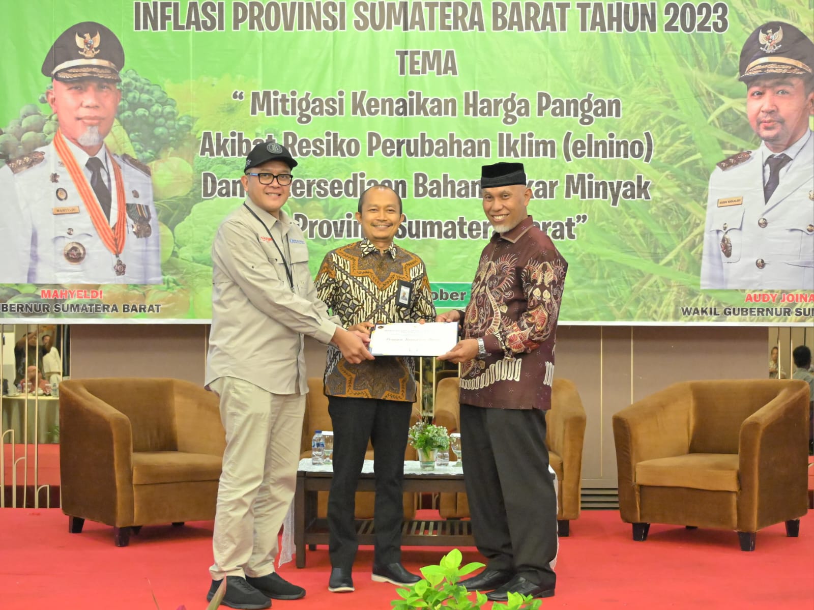 Gubernur Sumbar, Mahyeldi, menerima penghargaan Nominasi Tim Pengendali Inflasi Daerah (TPID) Provinsi Berkinerja Terbaik di Kawasan Sumatera, di sela Rakor Pengendalian Inflasi Sumbar 2023 di Padang, Kamis (19/10/2023). Foto Adpsb. 