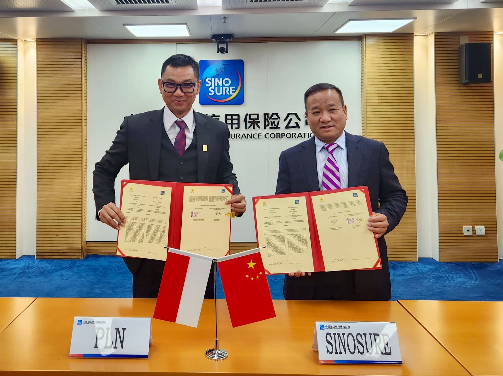 Dengan ditandatanganinya MoU ini, PLN mendapatkan dukungan akses pendanaan hijau dari Sinosure untuk program transisi energi. Kiri ke kanan: Darmawan Prasodjo (Direktur Utama PLN) dan Sheng Hetai (Vice Chairman, President Sinosure).