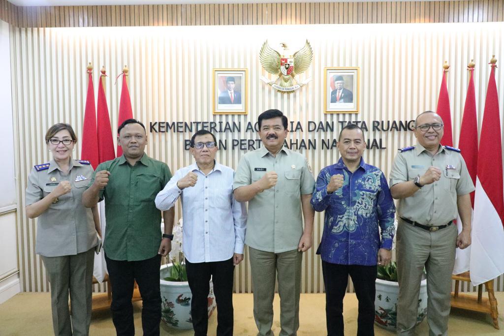 Menteri ATR/BPN Hadi Tjahjanto menerima Ketua PWI Pusat Hendry Ch. Bangun, Sekretaris Jenderal, Sayid Iskandarsyah, dan Sekretaris Bidang Aset Syaiful Amri, Senin (23/10/2023). Foto dok PWI.