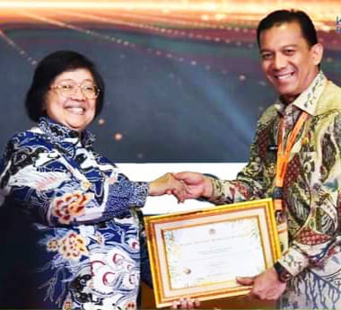 Pj Wako Padang Panjang, Sonny Budaya Putra, AP, M.Si, saat menerima penghargaan Proklim dari Menteri LHK RI, Siti Nurbaya, Selasa (24/10/2023) di Jakarta