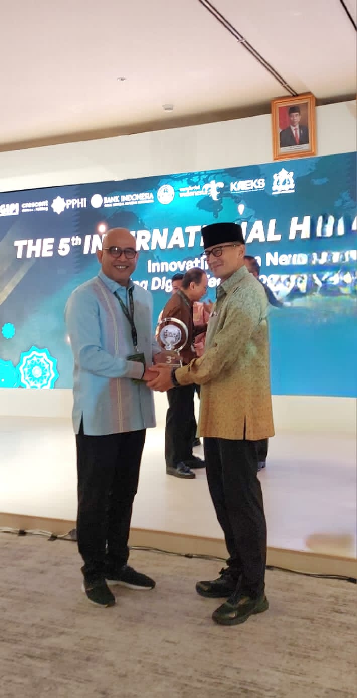 Menteri Pariwisata dan Ekonomi Kreatif, Sandiaga Uno menyerahkan penghargaan kepada Kadinas Pariwisata Sumbar, Luhur Budianda, di Jakarta Convention Center (JCC) DKI Jakarta, Rabu (25/10/2023). Foto Adpsb.