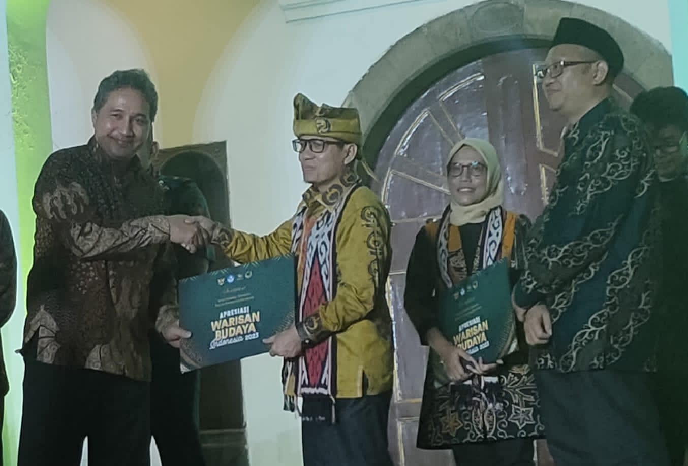 Direktur Jenderal Kebudayaan, Hilmar Farid, PhD., menyerahkan sertifikatGubernur Sumatera Barat diwakili oleh Kepala Dinas Kebudayaan Sumbar, Syaifullah. Foto Adpsb. 