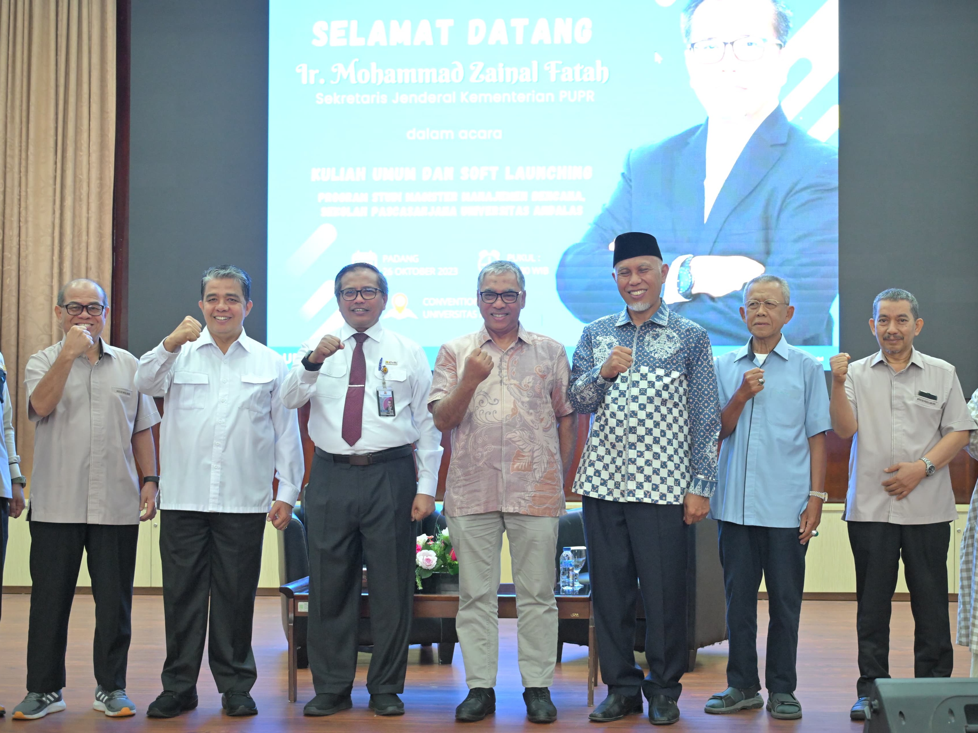 Gubernur Mahyeldi saat menghadiri Dies Natalis Unand ke-67 di Convention Hall Unand, Padang, Kamis (26/10/2023). Foto Adpsb. 