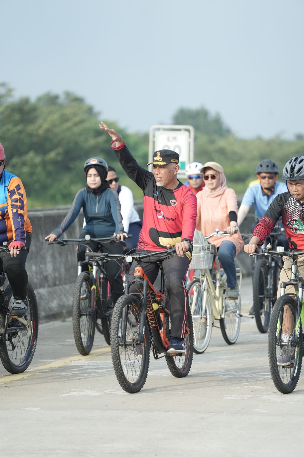 Gubernur Sumbar, Mahyeldi, melepas ribuan peserta Sepeda Sehat di Jalan Tol Padang-Sicincin, Minggu (29/10/2023). Foto Adpsb. 