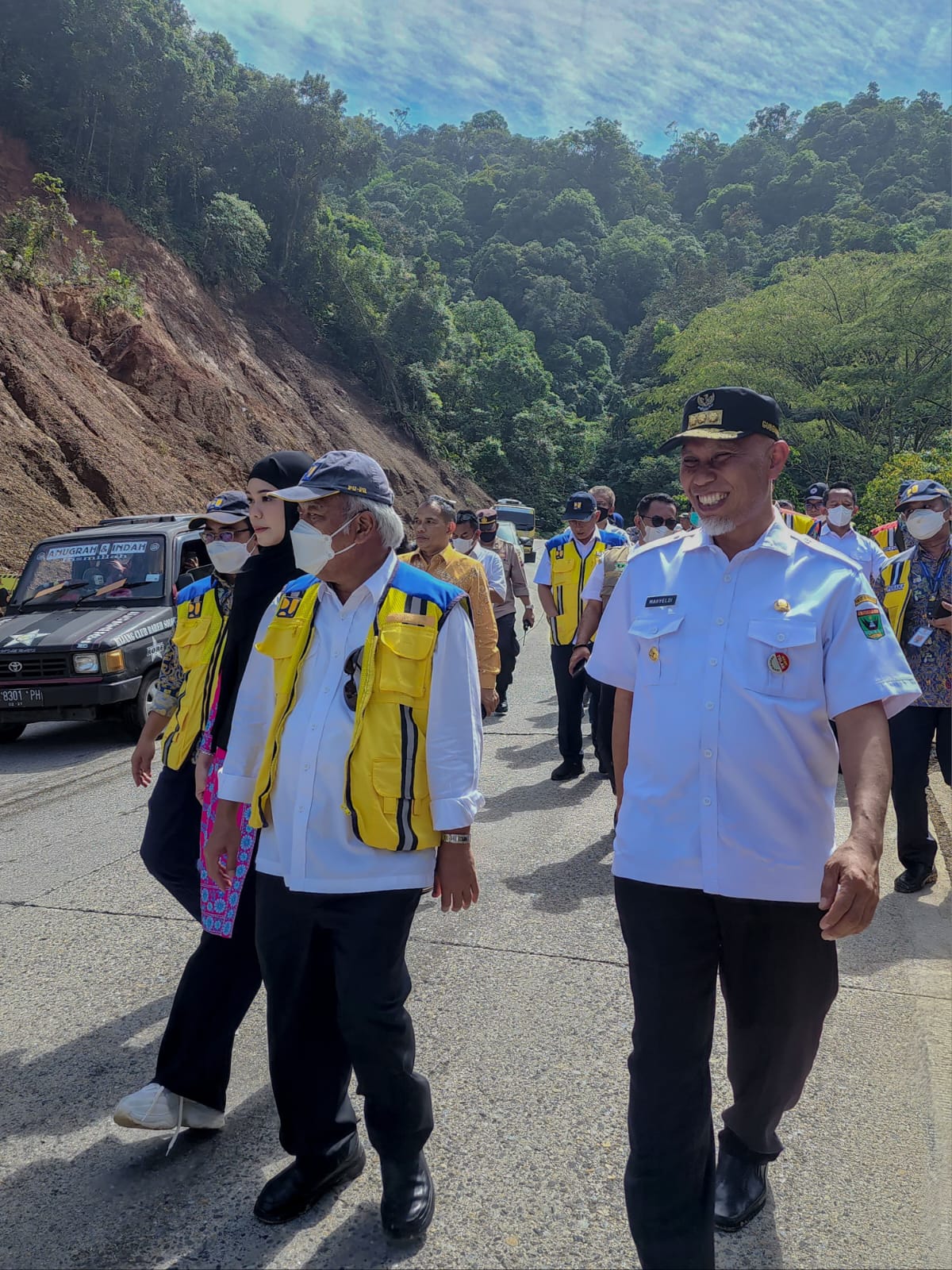 Gubernur Sumbar Mahyeldi dan Menteri PUPR, meninjau lokasi Sitinjau Lauik. Foto Adpsb. 