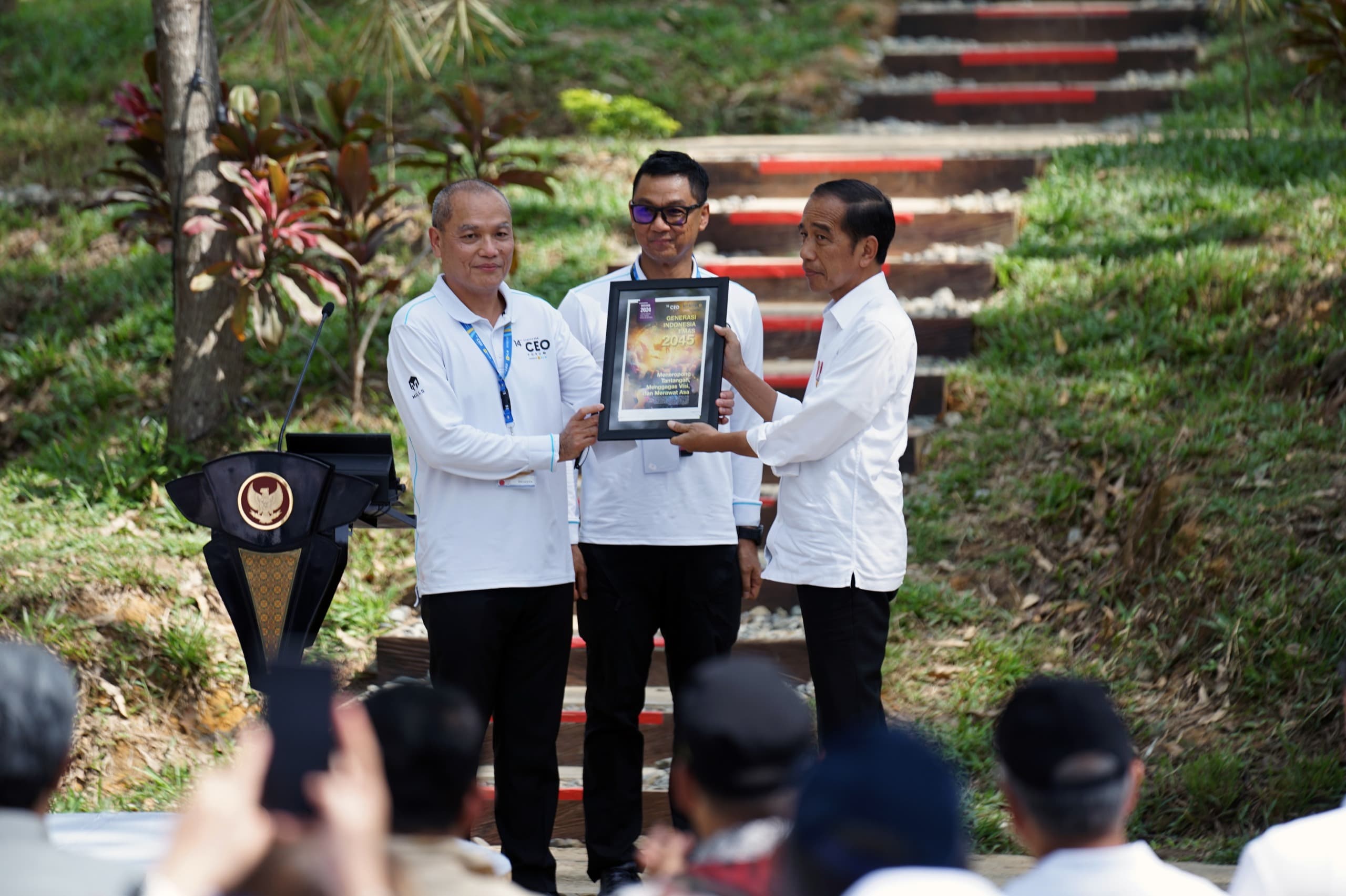 Presiden Republik Indonesia Joko Widodo (kanan) menerima _White paper_ dari  CEO Kompas Gramedia Lilik Oetama (kiri) yang didampingi oleh Direktur Utama PLN Darmawan Prasodjo (tengah), saat rangkaian acara Kompas100 CEO Forum, di Kawasan Glamping, Ibu Kot