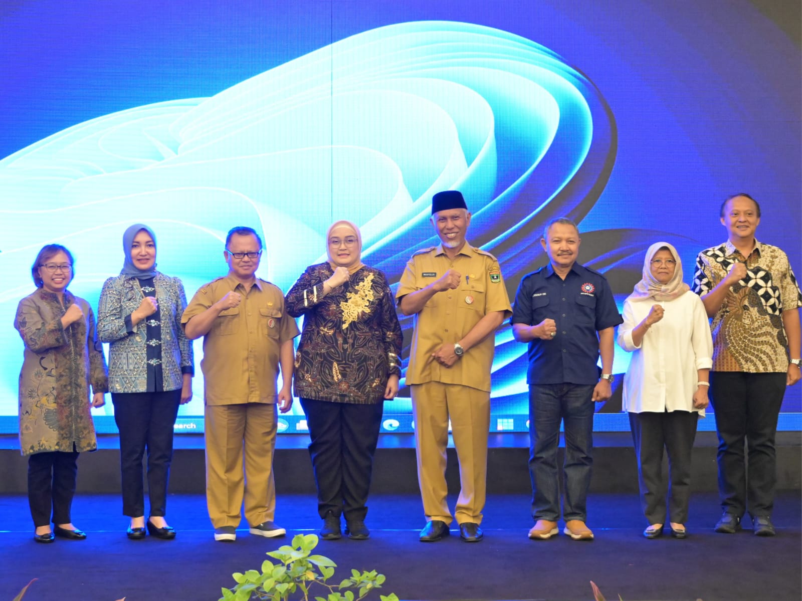 Gubernur Mahyeldi dan panitiaTalkshow (telewicara) Strategi Pencegahan Perselisihan Menuju Hubungan Industrial yang Harmonis yang digelar oleh Apindo di Padang, Senin (6/11/2023). Foto Adpsb.