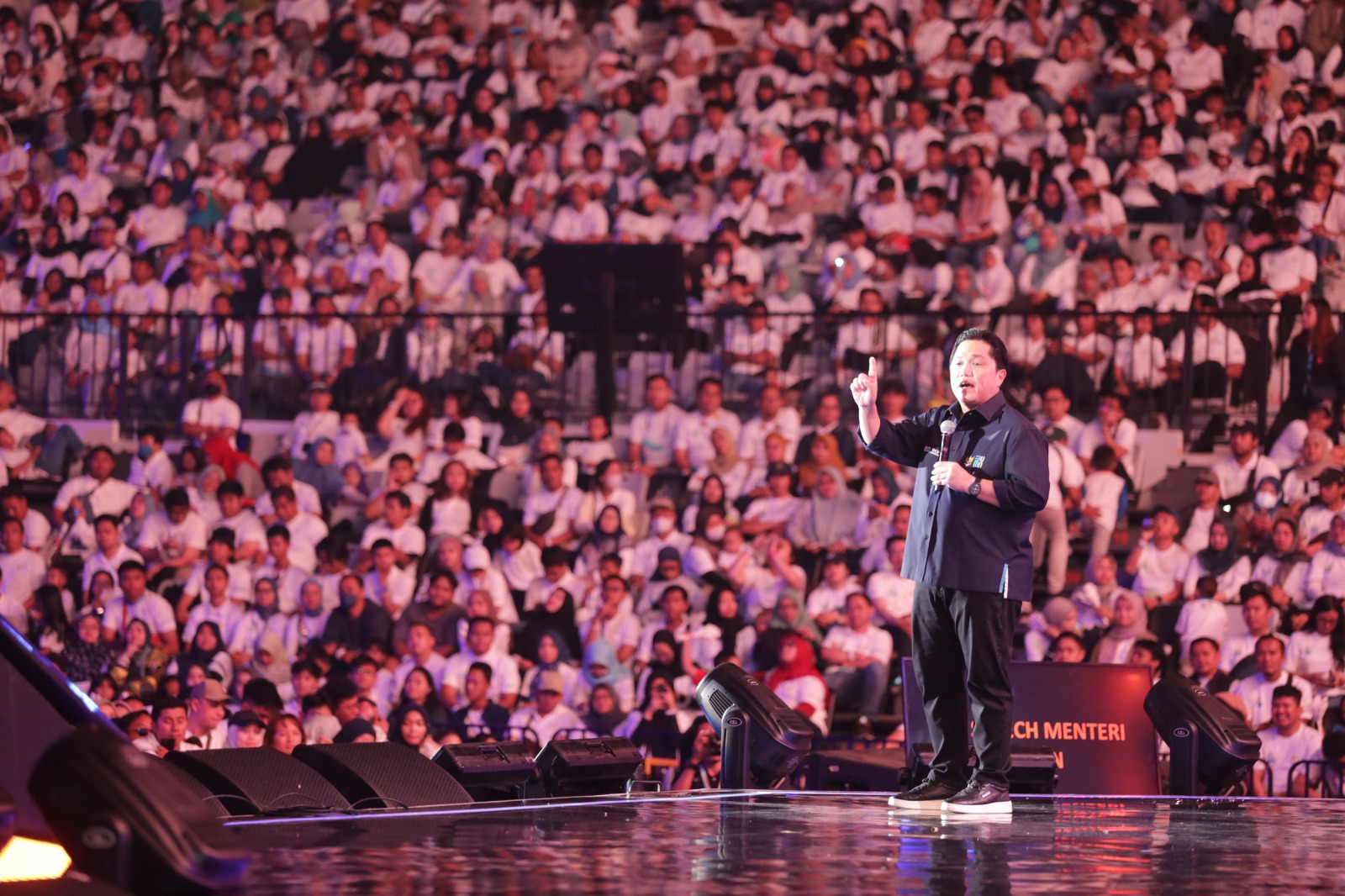 Menteri Badan Usaha Milik Negara, Erick Thohir saat menyampaikan sambutan di hadapan belasan ribu pegawai pada acara Festival HLN di Indonesia Arena, Jakarta, Sabtu (4/11).