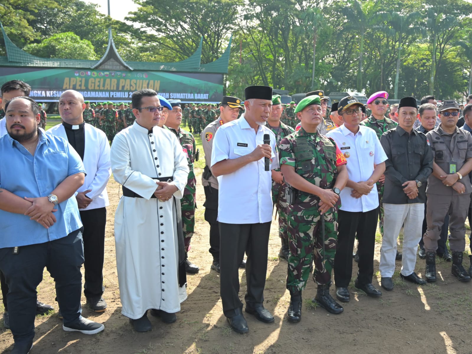 Gubernur Mahyeldi, Danrem 032 Wirabraja, kepala daerah dan tokoh lintas agama, saat Apel Gelar Pasukan Kesiapan Pengamanan Pemilu 2024, di Padang, Rabu (8/11/2023). Foto Adpsb.