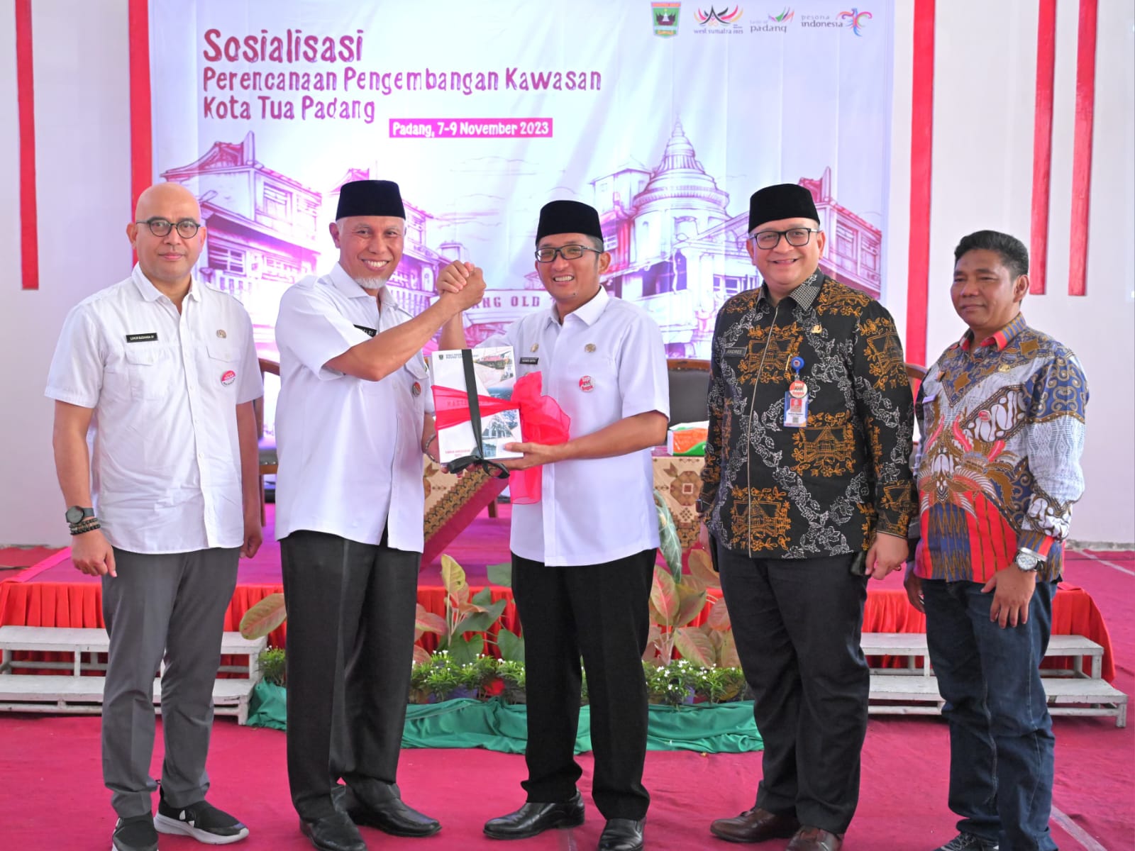 Gubernur Mahyeldi menyerahkan Masterplan kepada Wako Padang, Hendri Septa, di Gedung Geo Whery & Co, Padang, Rabu (8/11/2023). Foto Adpsb. 