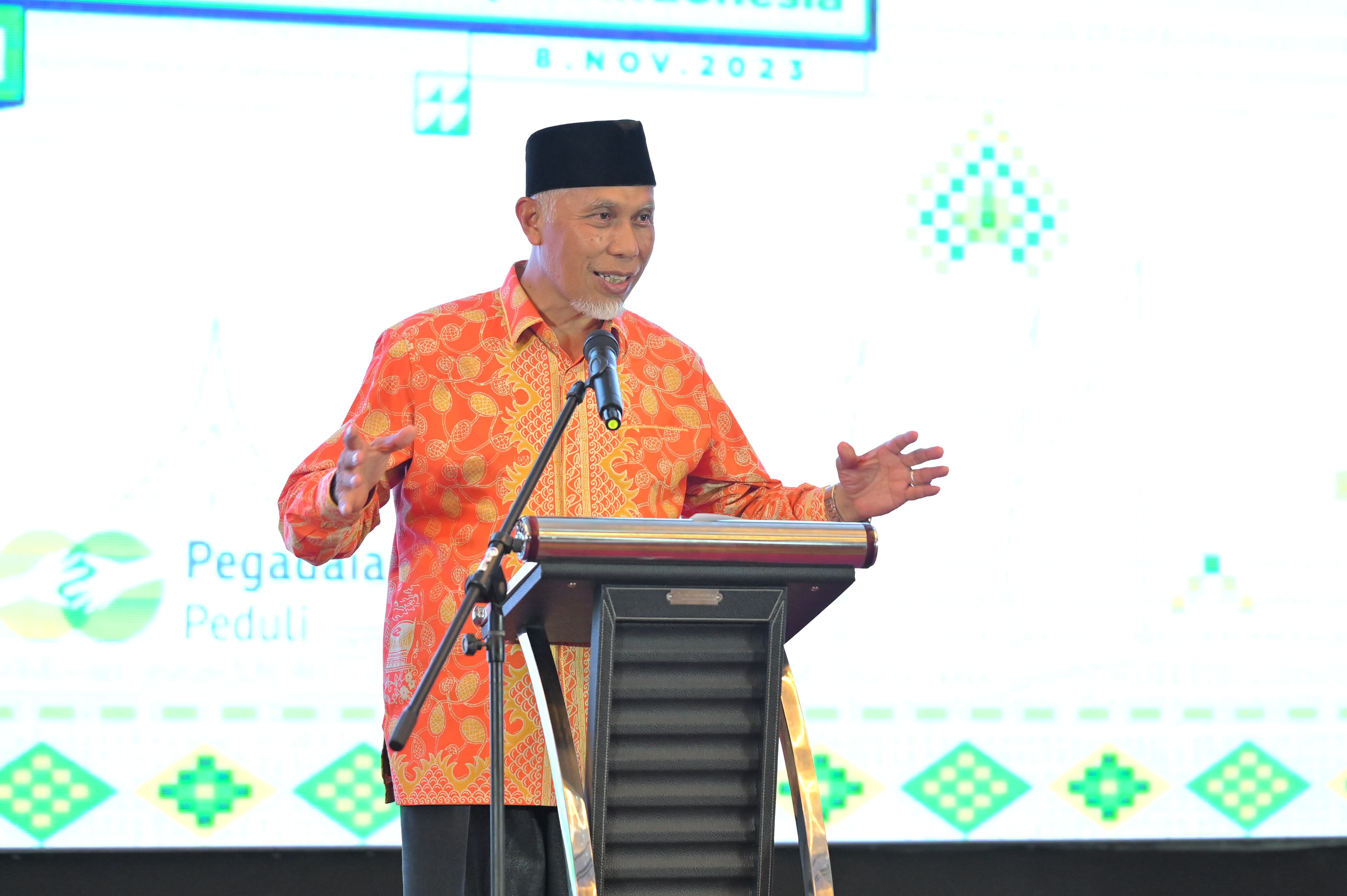 Gubernur Sumbar Mahyeldi menghadiri Malam Penghargaan Bank Sampah Binaan PT Pegadaian - Forum Sahabat Emas Peduli Sampah Indonesia (Forsepsi) di Padang Rabu (8/11/2023). Foto Adpsb.