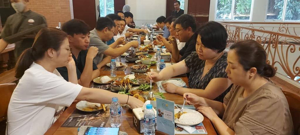 Rombongan JAK diajak untuk menikmati makan siang di Sate Khas Senayan, yang langsung dijamu oleh tim dari PWI Pusat. 