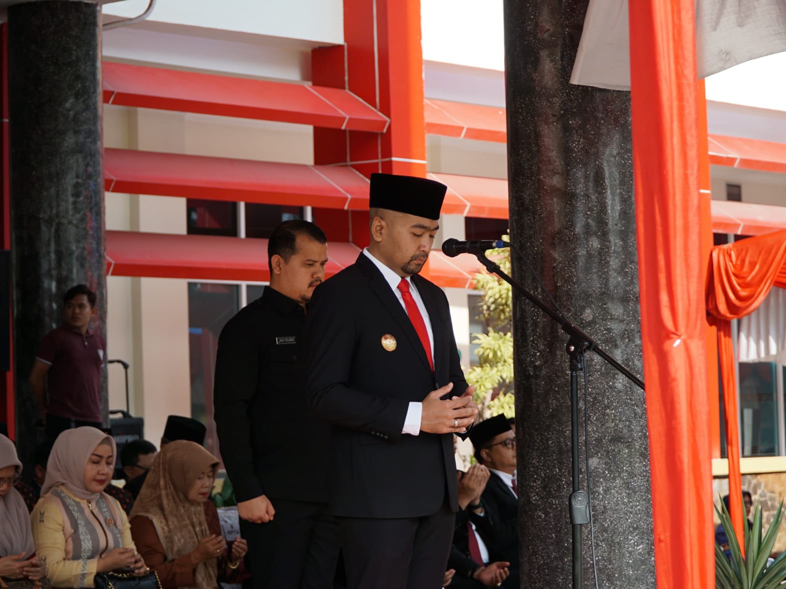 Wakil Gubernur Sumatera Barat Audy Joinaldy, bertindak selaku Inspektur Upacara dalam Upacara Peringati Hari Pahlawan Nasional ke-78 tahun 2023 tingkat Provinsi Sumbar, Jumat (10/11/2023) di Padang. Foto Adpsb.