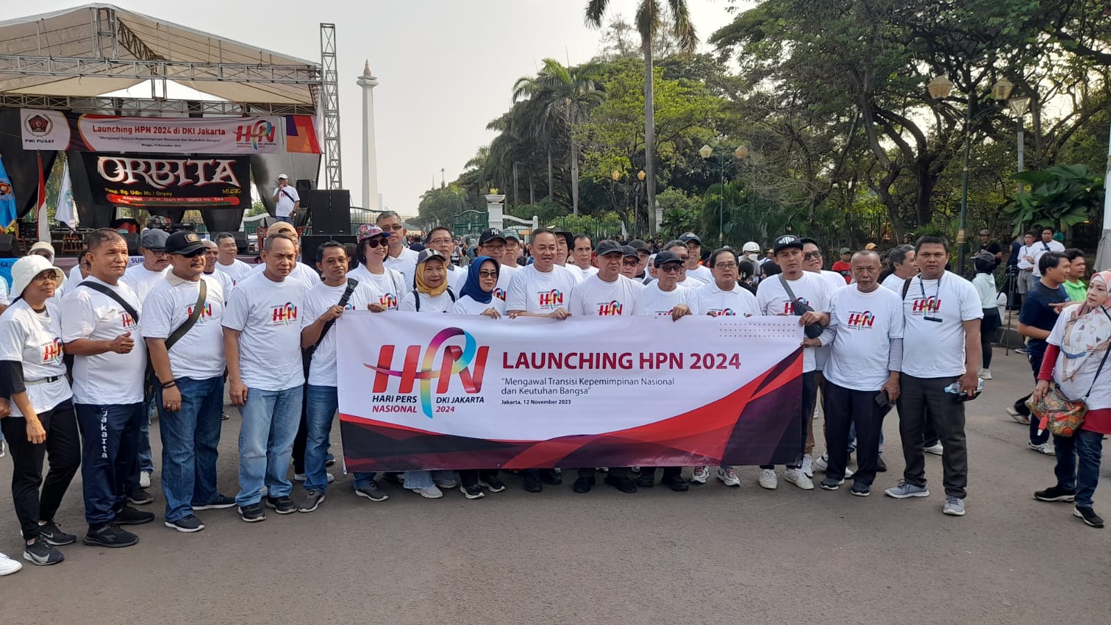 Menteri Koperasi dan UKM bersama insan pers membentangkan spanduk Launching HPN 2024, saat jalan santai di Silang Monas, Minggu (12/11/2024) Jakarta. Foto dok PWI.