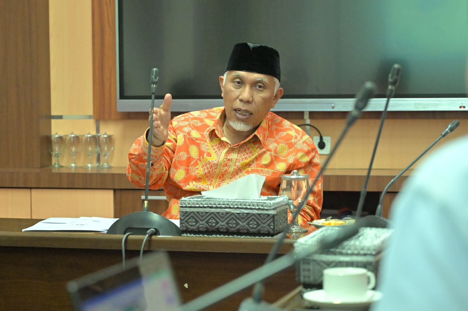 Gubernur Sumbar Mahyeldi, menyampaikan pesan bonus via telpon kepada atlet yang berlaga di Riau. Foto Adpsb. 