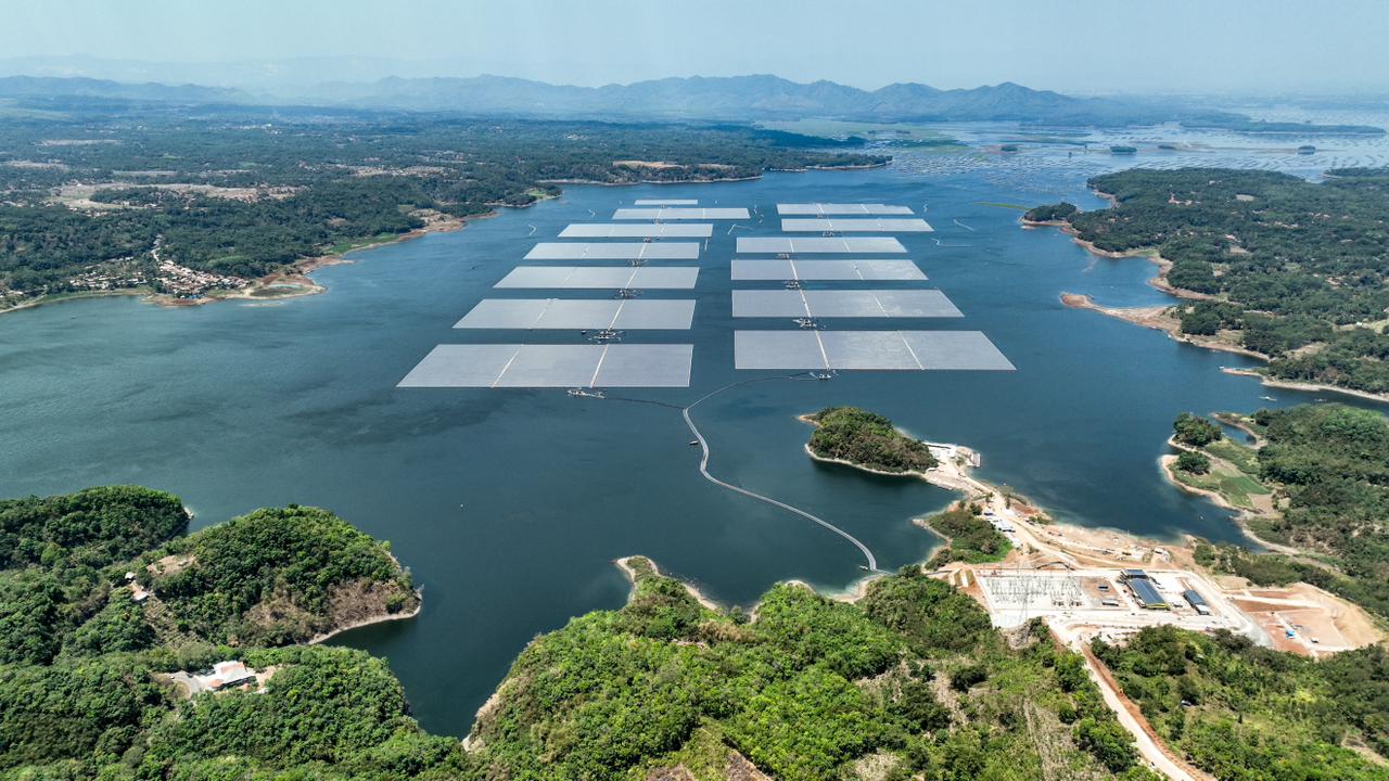 Proyek Pembangkit Listrik Tenaga Surya (PLTS) Terapung atau _Floating Solar PV_ Cirata berkapasitas 192 megawatt peak (MWp) seluas 200 hektare. PLTS ini dibangun di atas Waduk Cirata dan menjadi yang terbesar di Asia Tenggara dan siap menyuplai listrik hi