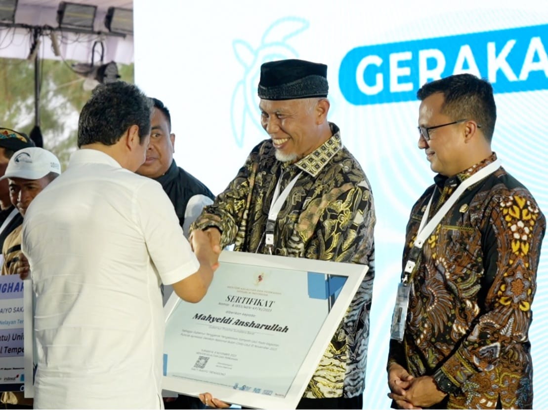 Gubernur Sumbar Mahyeldi menerima penghargaan dari Menteri KKP Sakti Wahyu Trenggono pada puncak apresiasi Gerakan Nasional Bulan Cinta Laut (BCL) di Pantai Kenjeran, Surabaya, Jumat (10/11/2023). Foto Adpsb. 