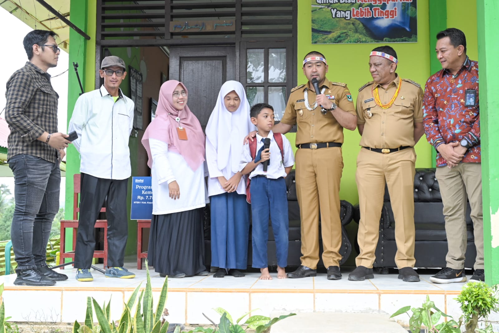 Wakil Gubernur Sumatera Barat, Audy Joinaldy, menyerahkan bantuan Program Indonesia Pintar (PIP) dari Bank Mandiri untuk 10 pelajar di Madrasah Tsanawiyah Negeri (MTsN) 1 Kepulauan Mentawai, Senin, (13/11/2023). Foto Adpsb. 