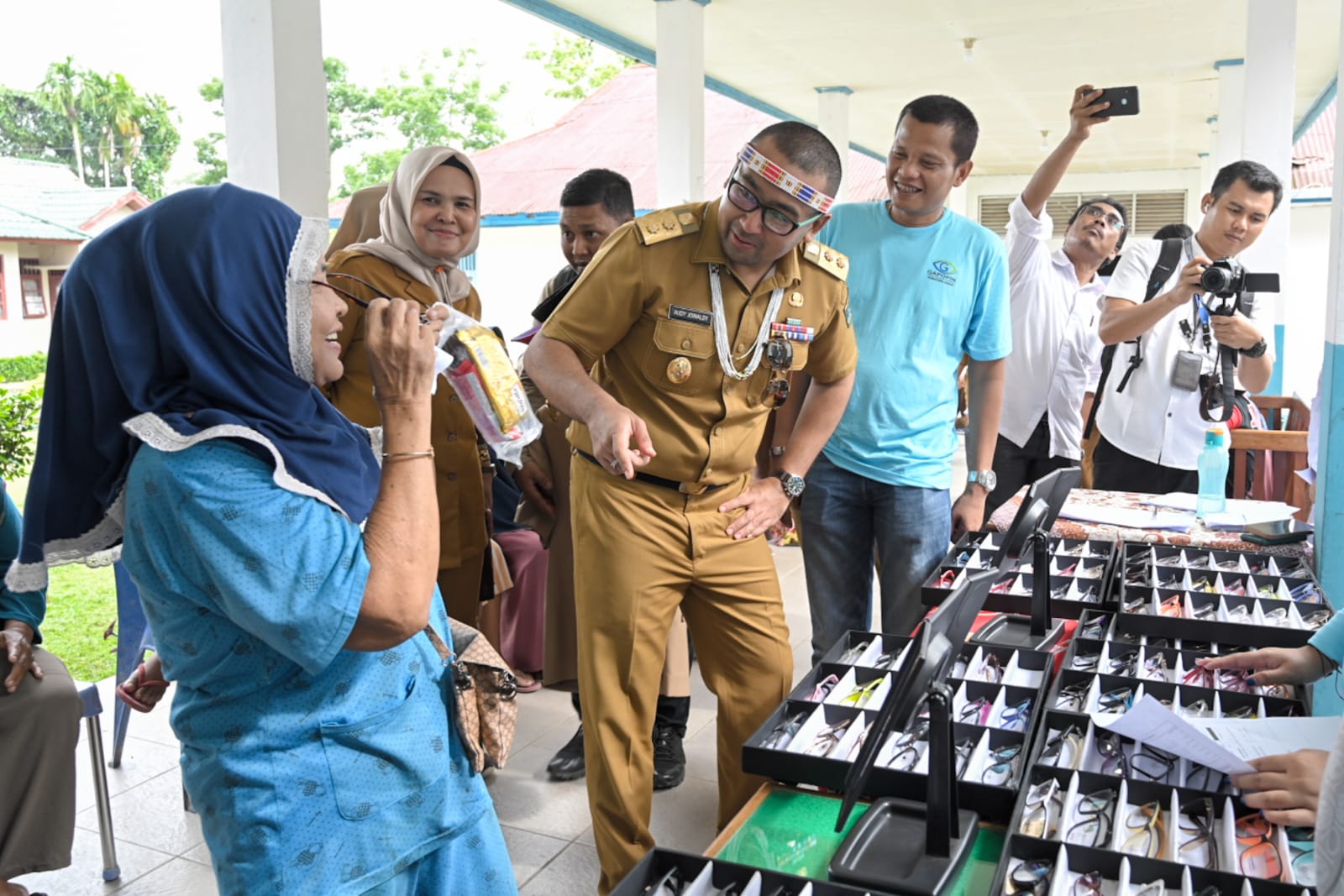 Wagub Audy saat kegiatan periksa mata dan membagi kacamata gratis di Puskesmas Mapaddegat, Mentawai, Senin (13/11/2023). Foto Adpsb.