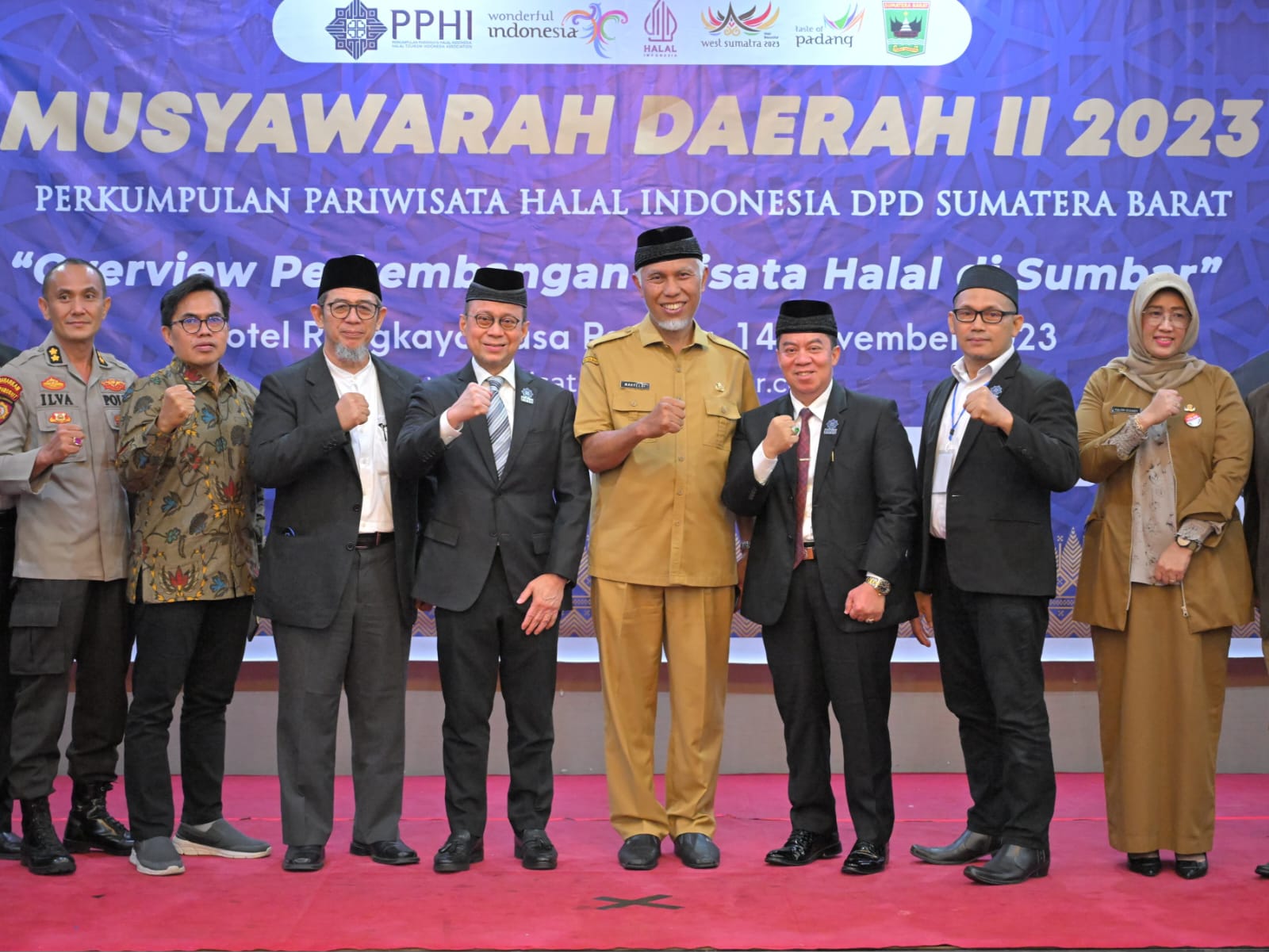Gubernur Mahyeldi setelah membuka Musyawarah Daerah (Musda) ke-II Perkumpulan Pariwisata Halal Indonesia (PPHI) Sumbar, Selasa (14/11/2023). Foto Adpsb. 