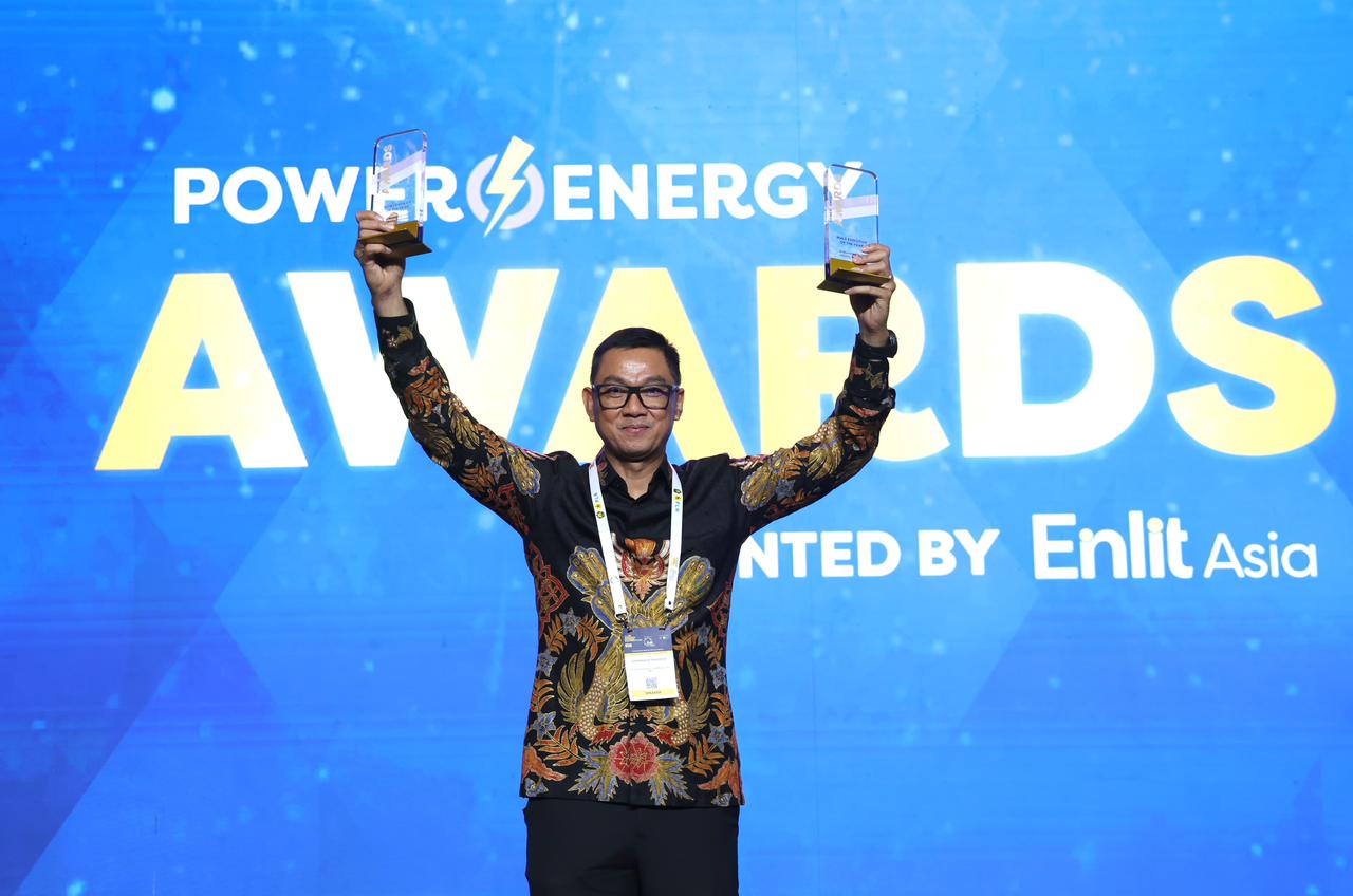 Direktur Utama PLN, Darmawan Prasodjo ketika menerima penghargaan dari ajang Power Energy Award 2023 di Tangerang, pada Selasa (14/11). Dalam kesempatannya, Darmawan mengatakan, penghargaan ini sebagai buah dari upaya transformasi PLN dalam menjawab tanta