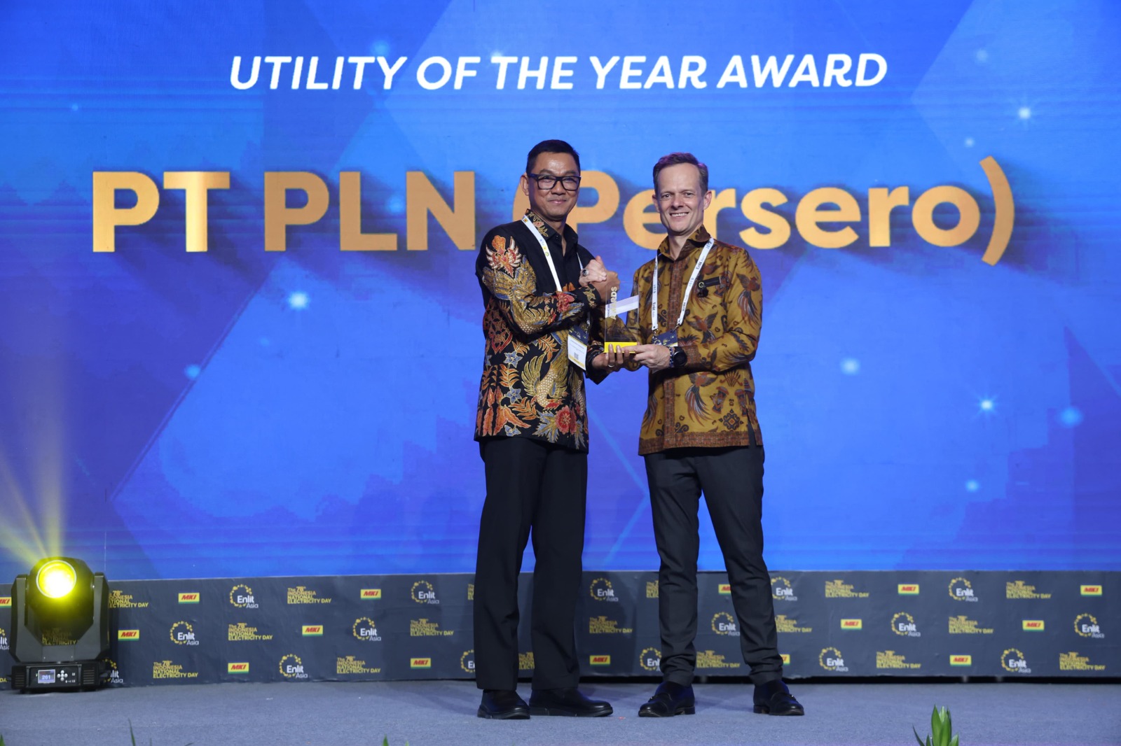 Sebagai buah transformasi perusahaan yang mengedepankan aspek _customer focused_, PLN yang diwakili oleh Direktur Utama PLN, Darmawan Prasodjo (kiri) dianugerahi Utility of The Year Award pada Power & Energy Awards 2023 yang diberikan oleh CEO of Clarion 