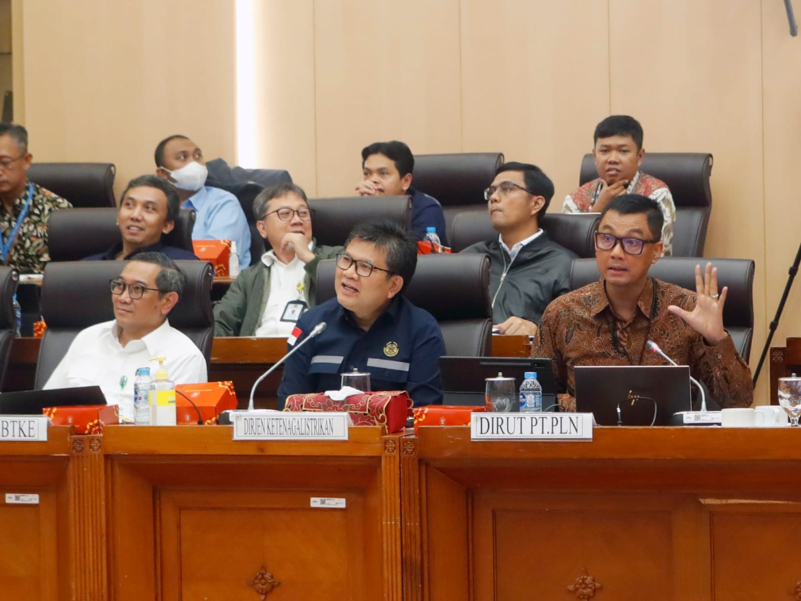 Direktur Utama PLN Darmawan Prasodjo (kanan) saat memaparkan skenario  _Accelerated Renewable Energy Development_ (ARED) untuk meningkatkan penggunaan energi terbarukan di Indonesia pada Rapat Dengar Pendapat dengan Komisi VII DPR RI, Rabu (15/11), di Jak