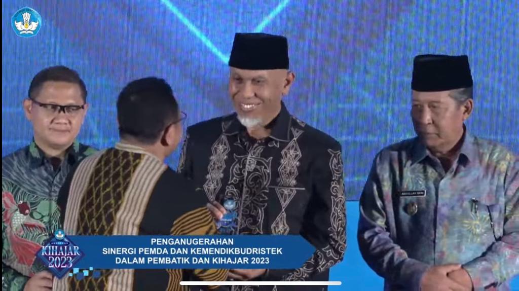Gubernur Mahyeldi, saat menerima penghargaan dari Kemendikbudristek di Jakarta. Foto Adpsb. 