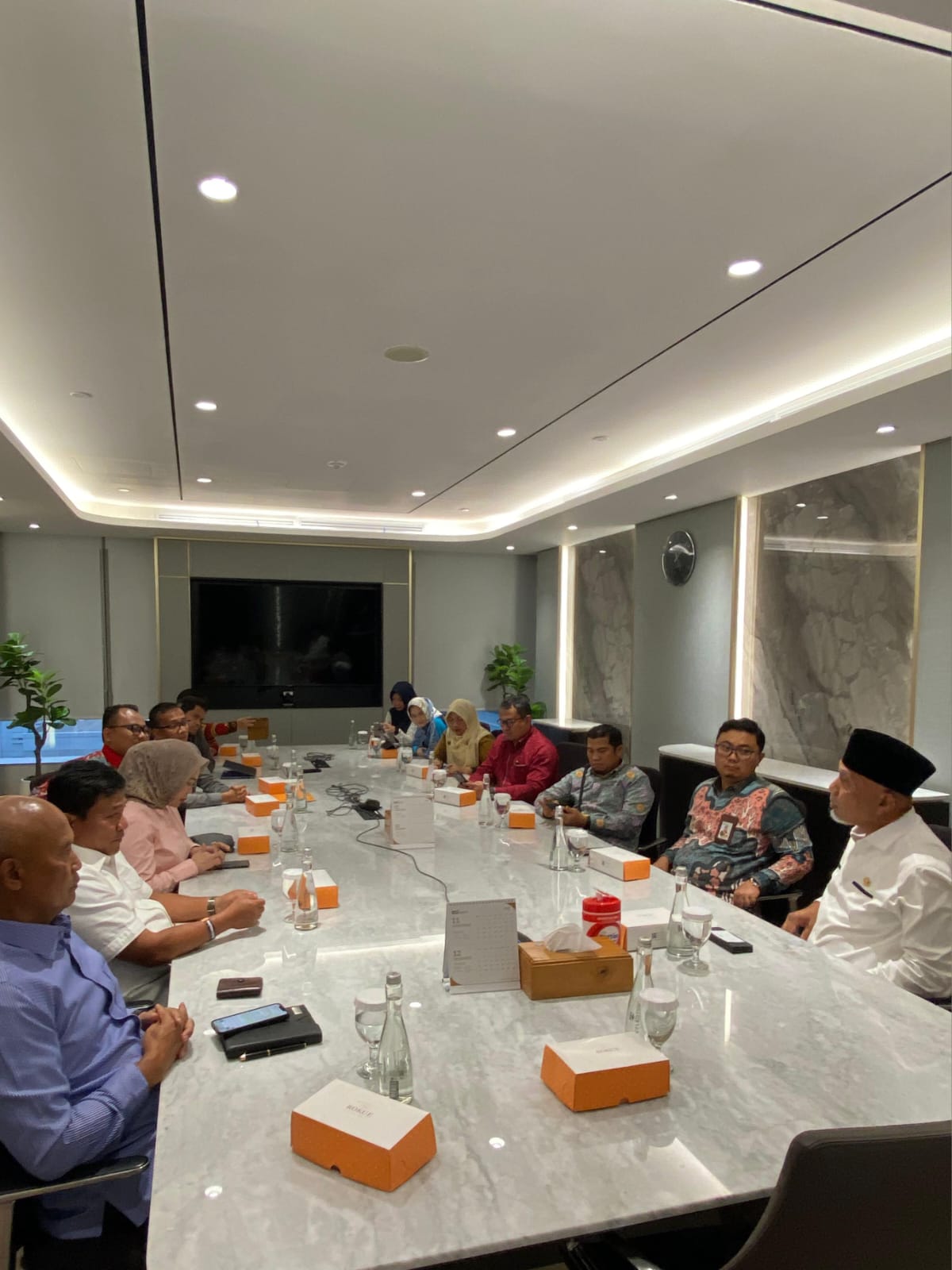 Gubernur Sumbar, Mahyeldi (kanan) dan manajemen PT. Jamkrida Sumbar bertemu dengan manajemen PT. Bank Syariah Indonesia (BSI) di Kantor Pusat BSI, Gedung The Tower, Jakarta, Jumat (17/11/2023). Foto Adpsb. 