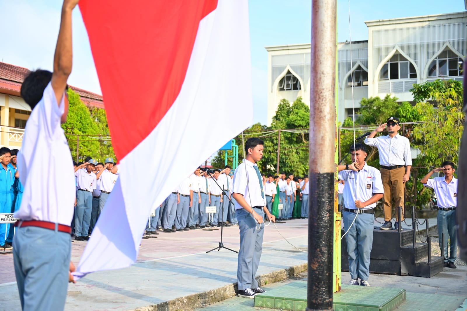 Ketua DPC Peradi Padang, Miko Kamal Ph.D menjadi pembina upacara bendera di Sekolah Menengah Kejuruan Negeri (SMKN) 5 Padang, Senin (20/11/2023). Foto Peradi Padang.