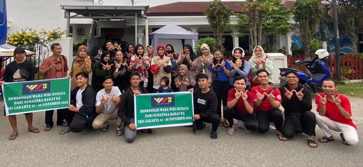 35 orang dari SatuPena Sumbar, Andalaswara Choir dan HWK Sumbar, berangkat menuju event Wara Wiri Feskraf( WWF) di Jakarta, Selasa (21/11/2023). Foto dok satupena sumbar.