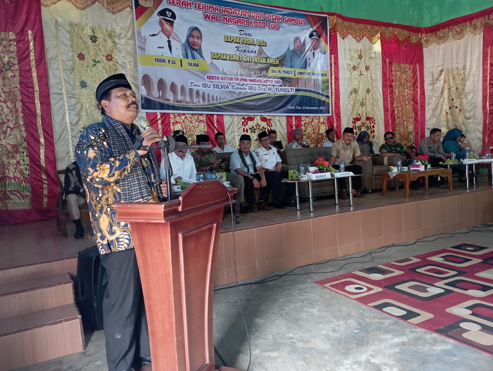 Anggota DPRD Provinsi Sumatera Barat Arkadius. Dt. Intan Bano saat memberi sambutan dalam pisah sambut Wali Nagari Koto Tuo. (Zulhafni)