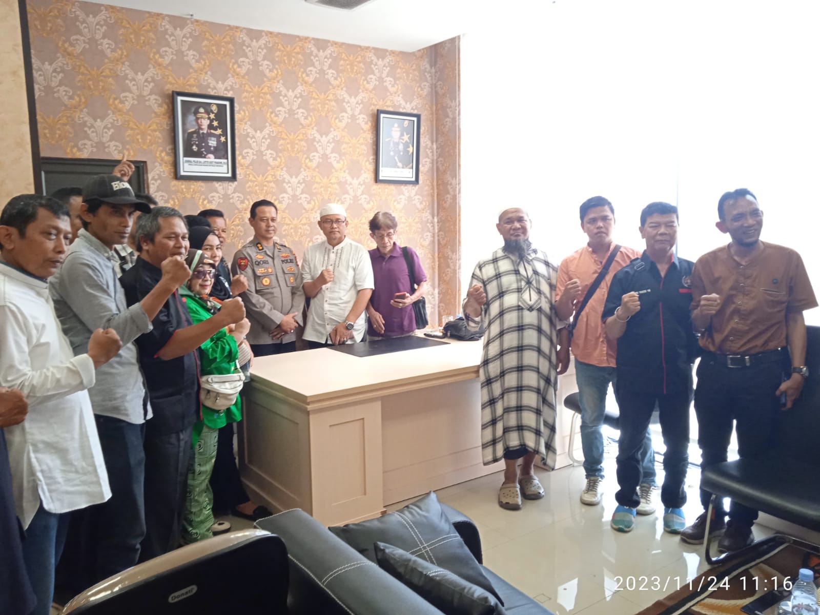 Wartawan Kota Padang Panjang foto bersama Kabinkum Polda Riau,Jumat (24/11/2023)  diruang kerjanya.