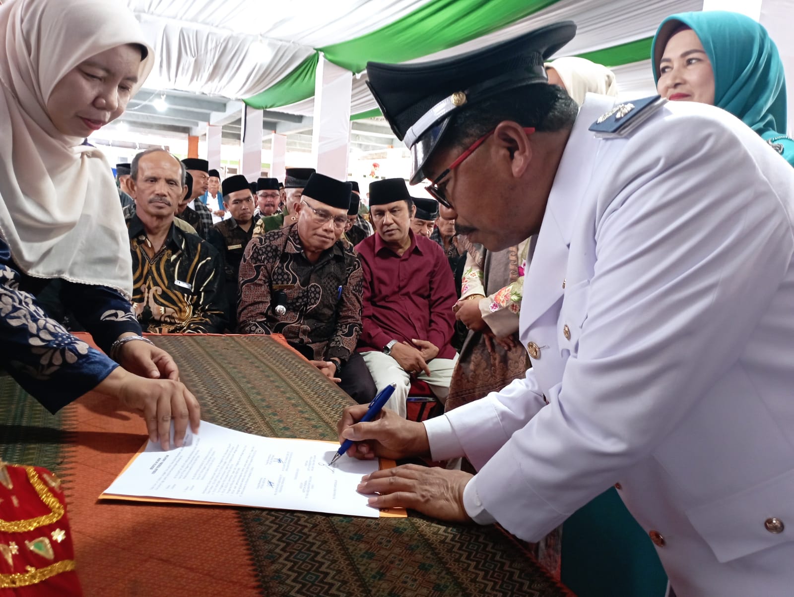 Wali Nagari Kadima Dt. Simarajo Nan Kayo tandatangani surat keputusan serahterima jabatan.