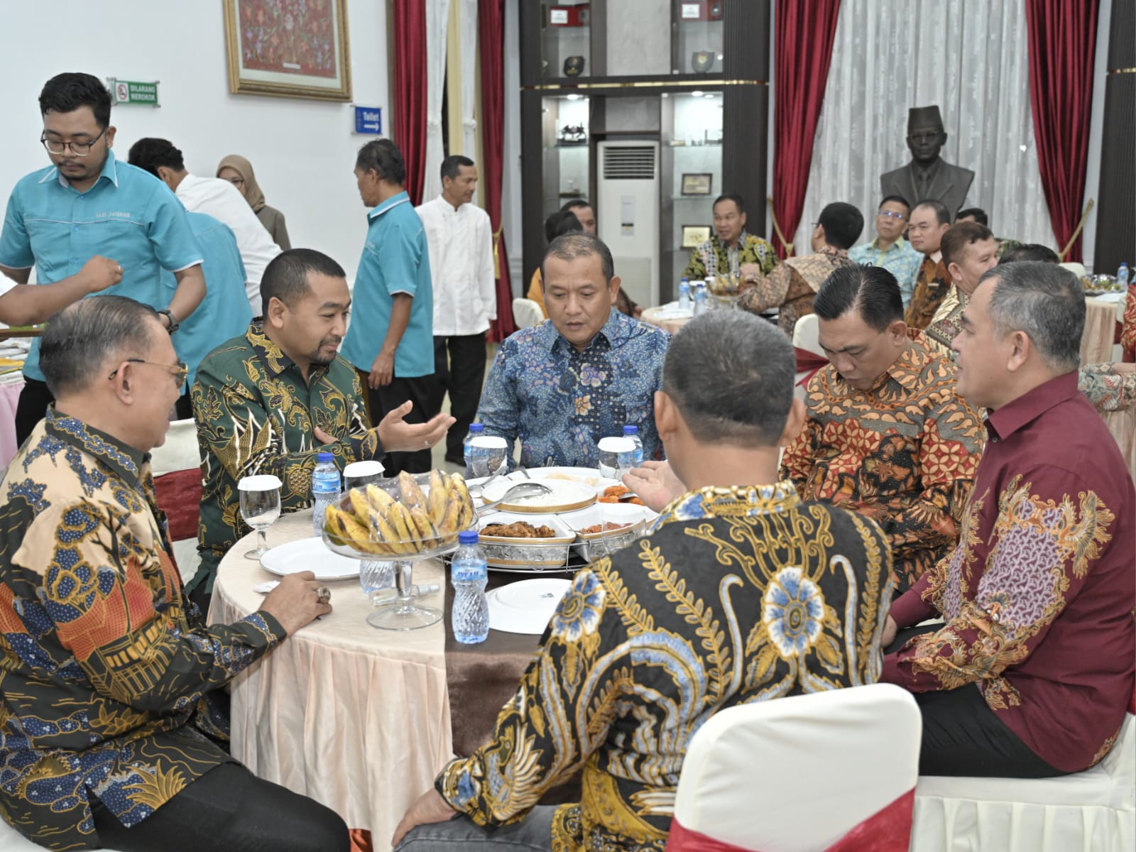 Jamuan makan malam dan diskusi Wagub, Forkopimda Sumbar dengan Plt Gubernur Lemhanas, Jumat (24/11/2023) di Padang. Foto Adpsb. 