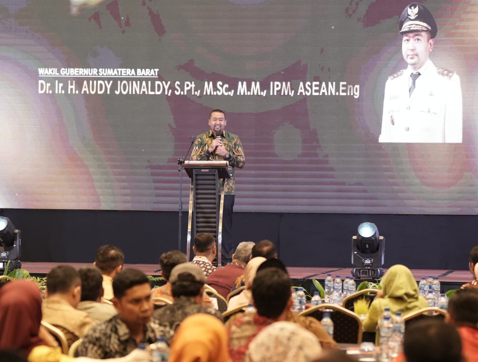Wagub Audy memberikan sambutan dan menyerahkan penghargaan APN kepada tokoh masyarakat dan kepala daerah, Jumat (24/11/2023). Foto Adpsb. 