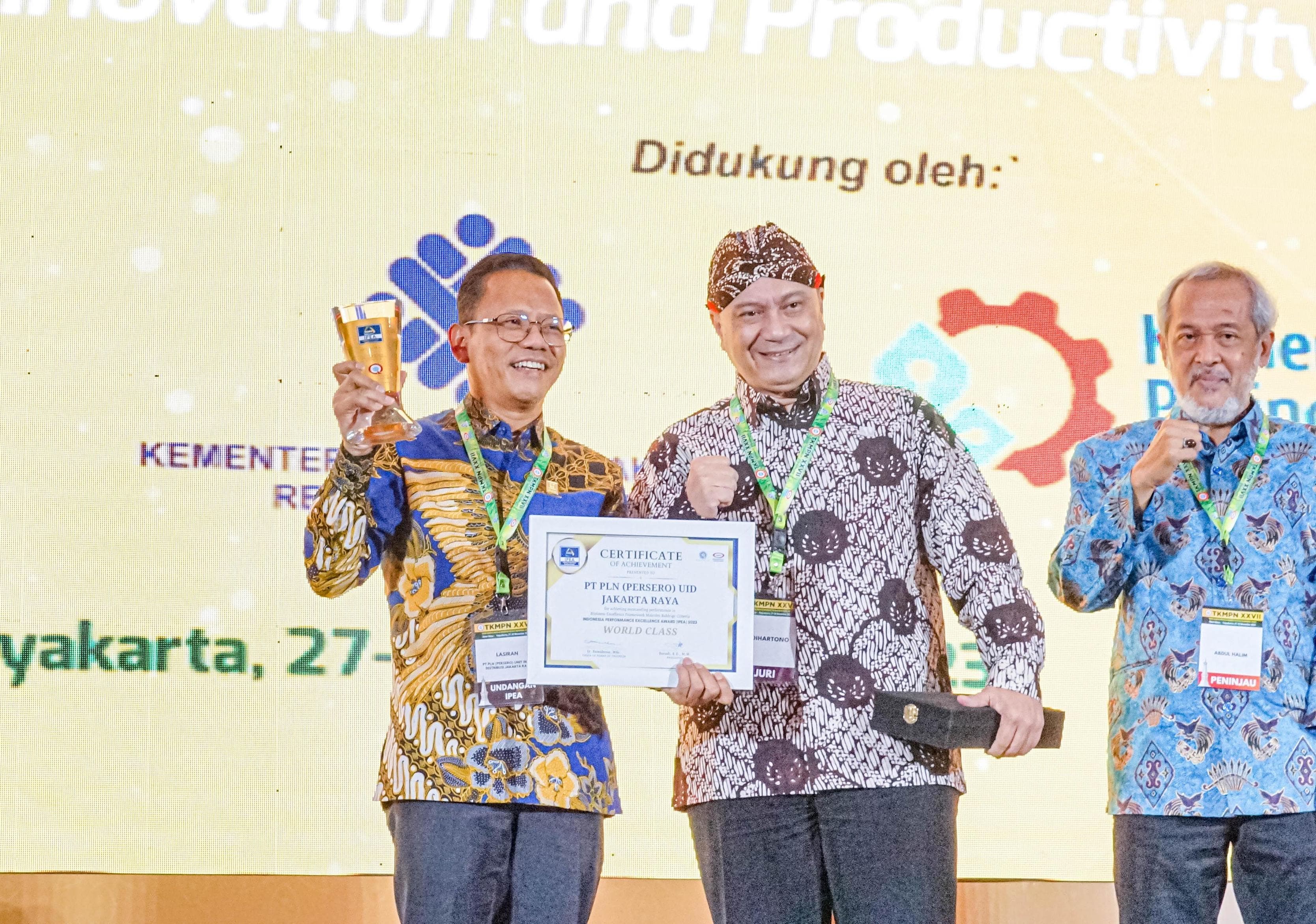 General Manager PLN Unit Induk Distribusi Jakarta Raya Lasiran (kiri) saat menerima penghargaan kategori _World Class_ dalam ajang Indonesia Performance Excellence Award (IPEA) 2023. Penghargaan diserahkan oleh Dewan Pembina Asosiasi Manajemen Mutu dan Pr