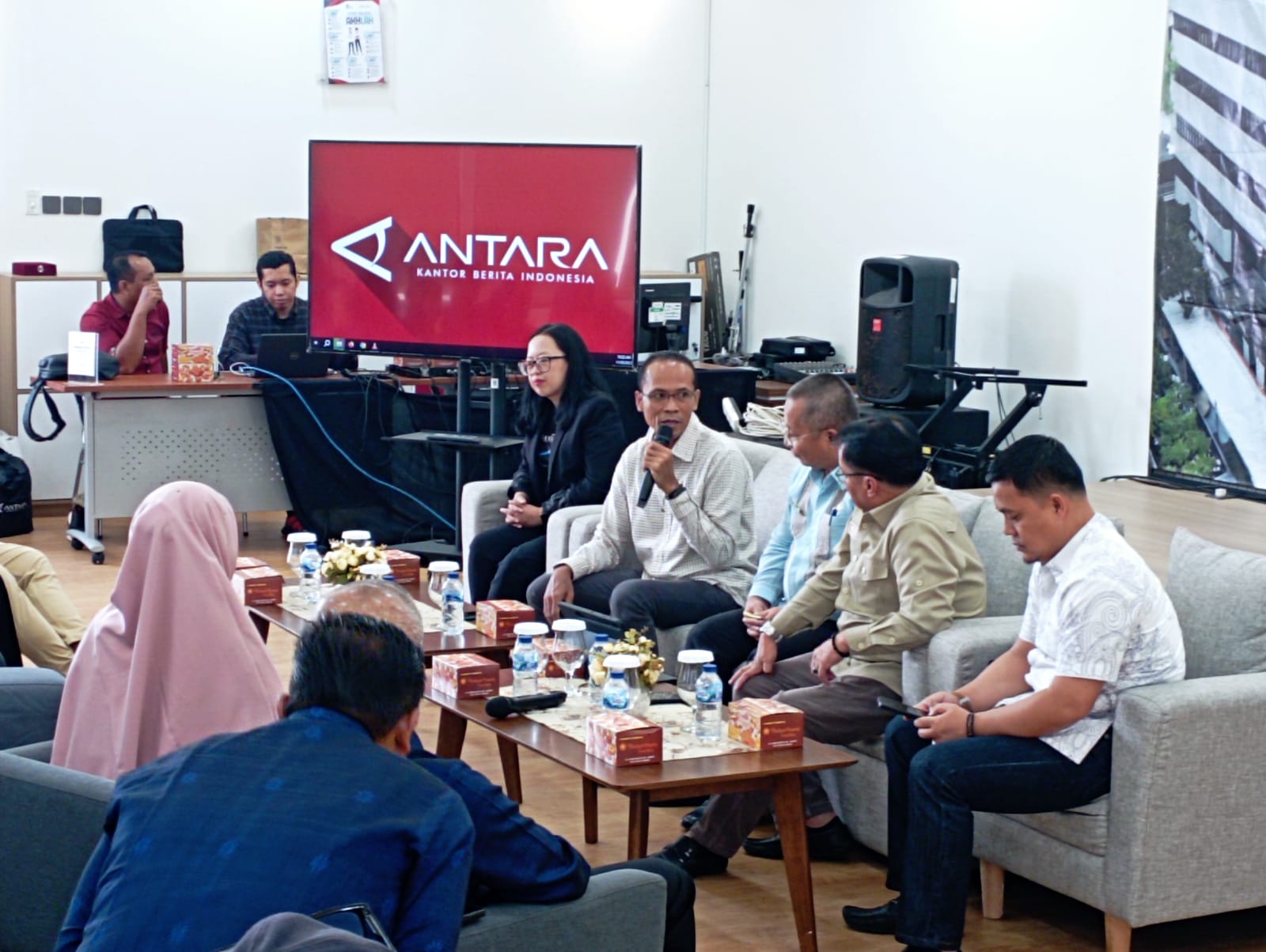 Wartawan Kabupaten Tanah Datar kunjungi Kantor berita nasional Antara di Jakarta,  Kamis (30/11) pagi.