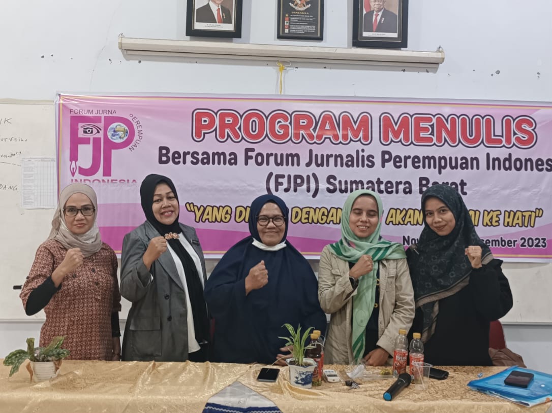 Forum Jurnalis Perempuan Indonesia (FJPI) Sumatera Barat melakukan pelatihan penulisan di SMA Adabiah 2 Padang.