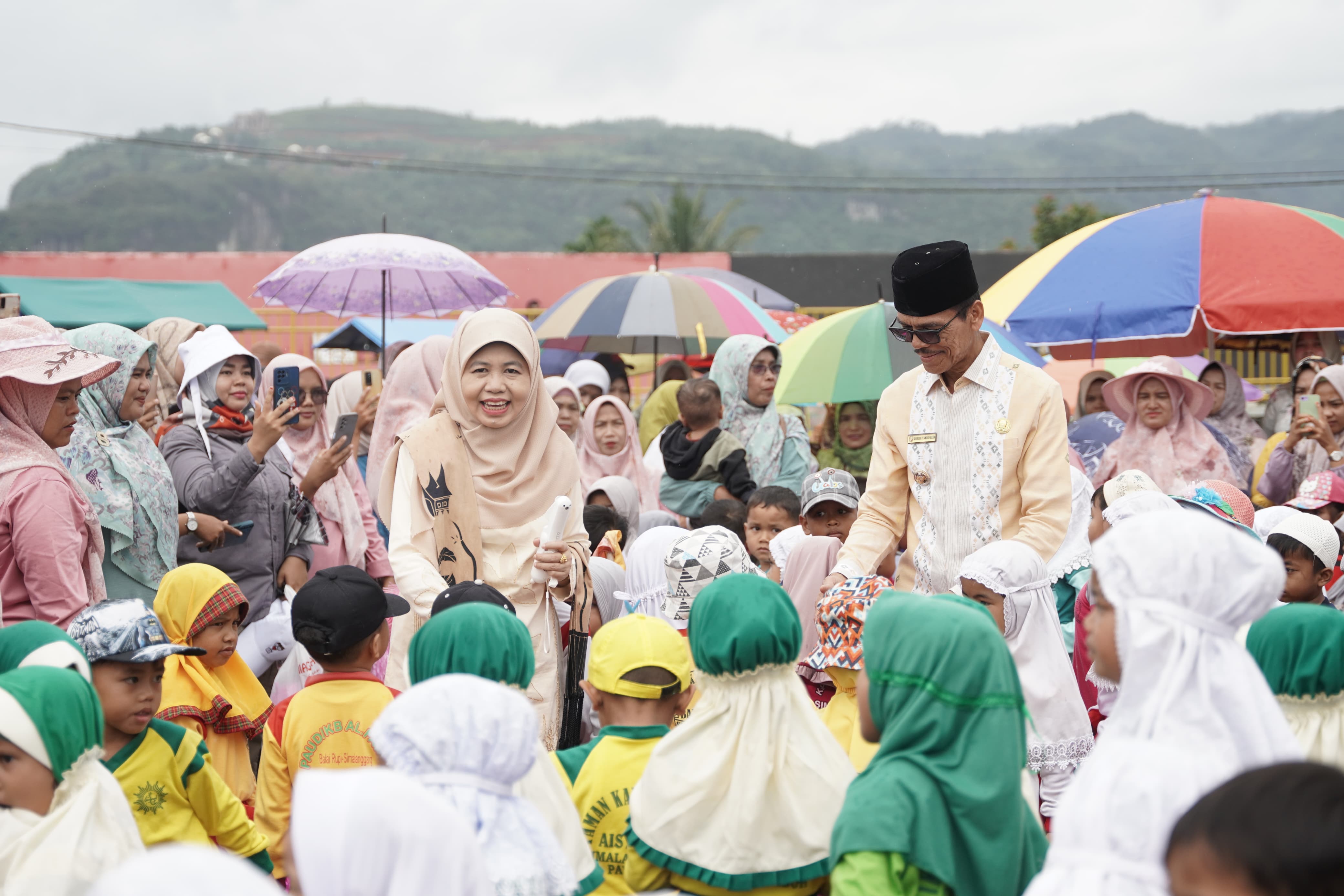 Bupati Limapuluh Kota Safaruddin Dt. Bandaro Rajo didampingi Bunda PAUD Limapuluh Kota Nevi Safaruddin dikerubungi anak-anak PAUD