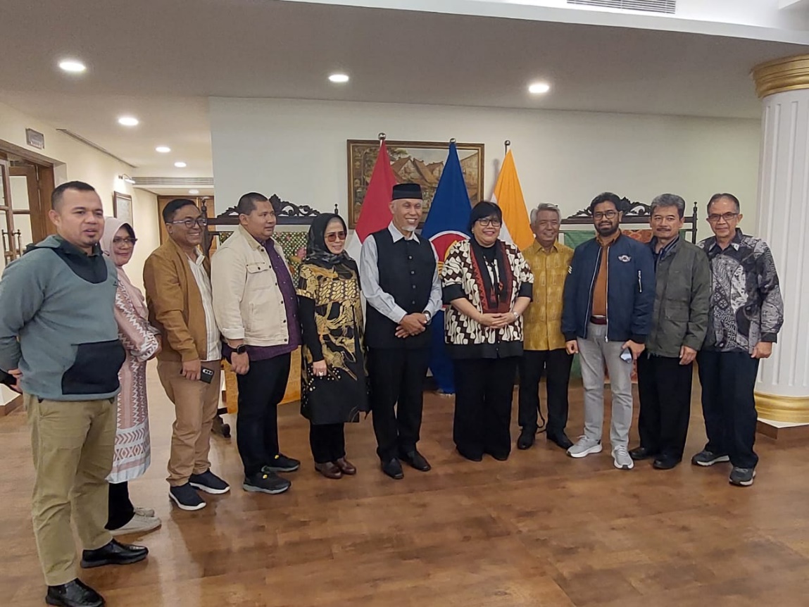 Gubernur Sumatera Barat Mahyeldi dan rombongan diberangkatkan oleh Bangladesh Rural Advancement Committee (BRAC) International ke India. Foto Adpsb. 