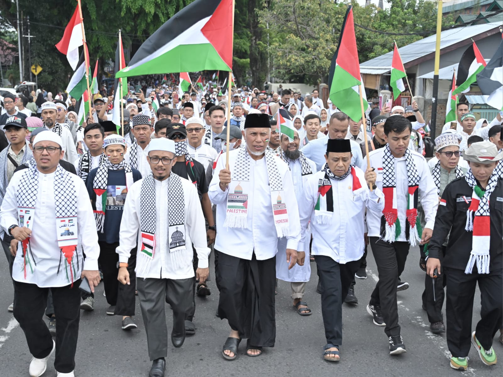  Gubernur Mahyeldi bersama puluhan ribu warga Sumbar melakukan long march Aksi Bela Palestina dari Masjid Raya Sumbar menuju Kantor Gubernur, Minggu (3/12/2023). Foto Adpsb. 