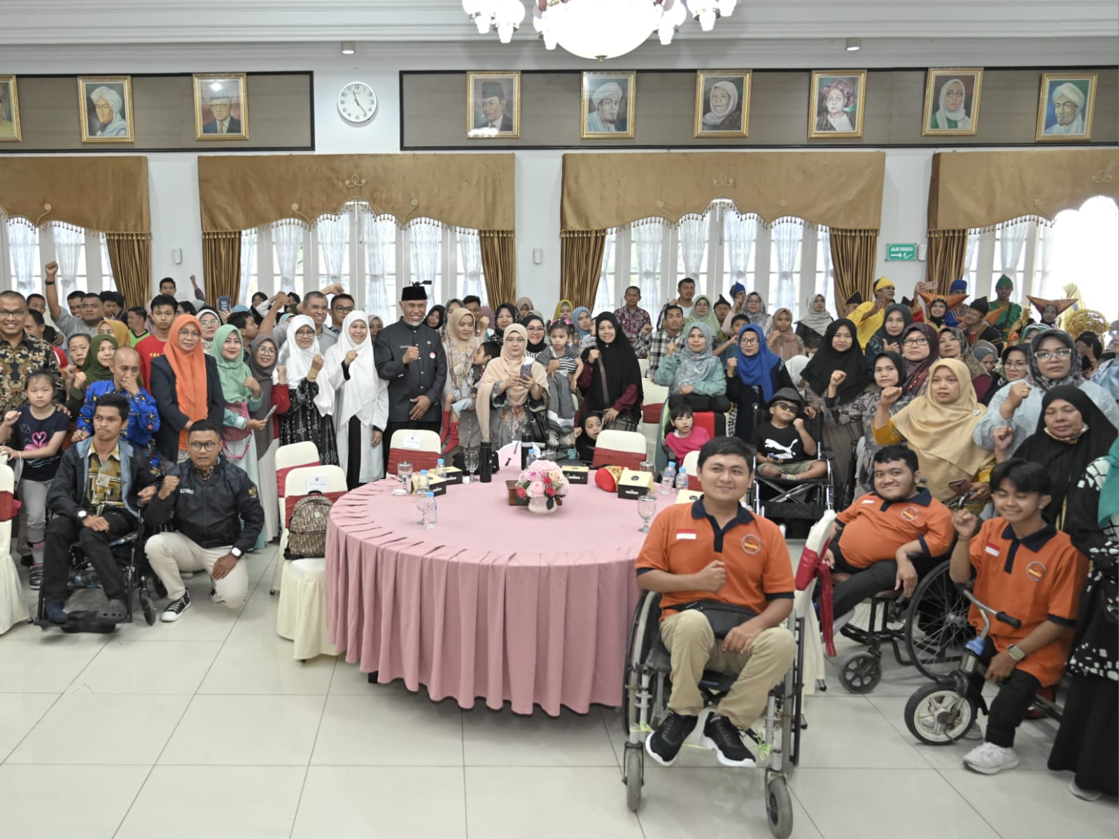 Gubernur Sumatera Barat, Mahyeldi, bersama para difabel setelah Peringatan Hari Disabilitas Internasional (HDI) ke-31 tahun 2023 di Auditorium Istana Gubernur Sumbar, Minggu (3/12/2023). Foto Adpsb. 
