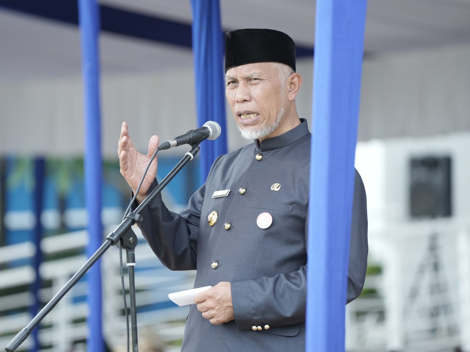 Gubernur Sumatera Barat, Mahyeldi, menjadi inspektur upacara peringatan Hari Bakti Pekerjaan Umum dan Perumahan Rakyat (PU) Minggu, (3/12/2023). Foto Adpsb. 