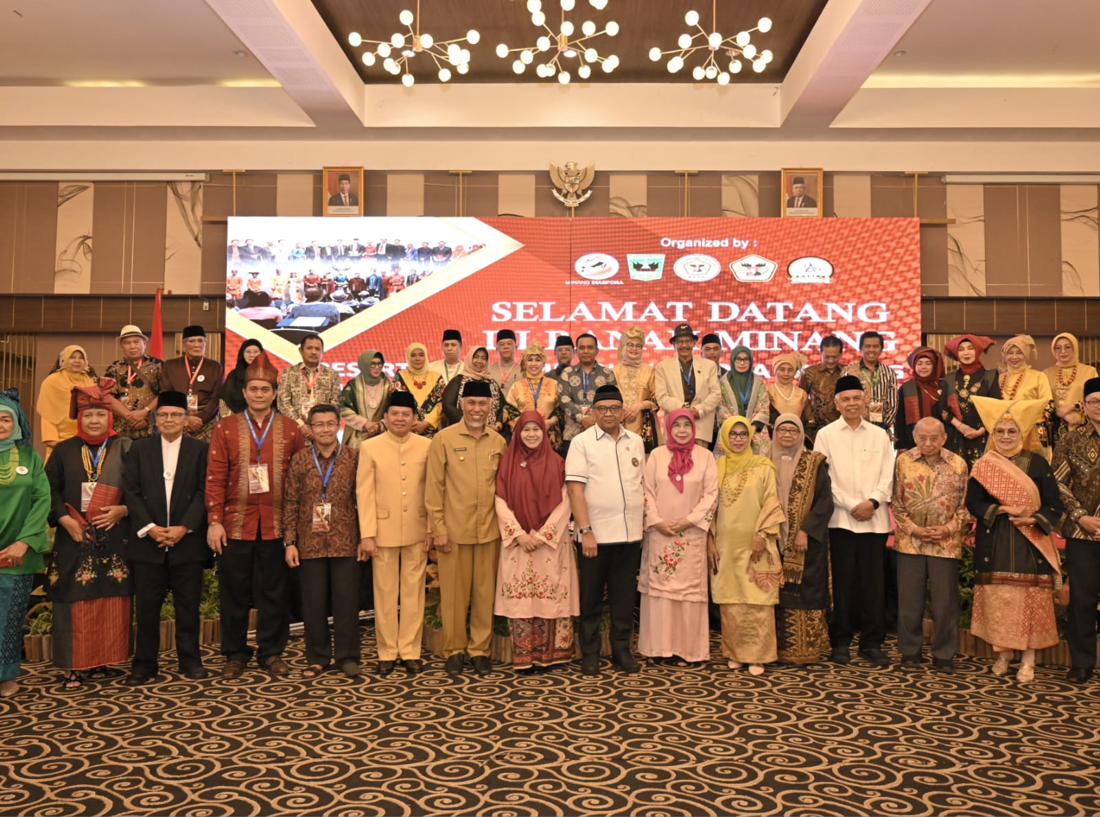 Gubernur Mahyeldi dalam pertemuan Diaspora Minang dan Bundo Kanduang Minang Sedunia di Padang, Senin (4/12/2023). Foto Adpsb. 