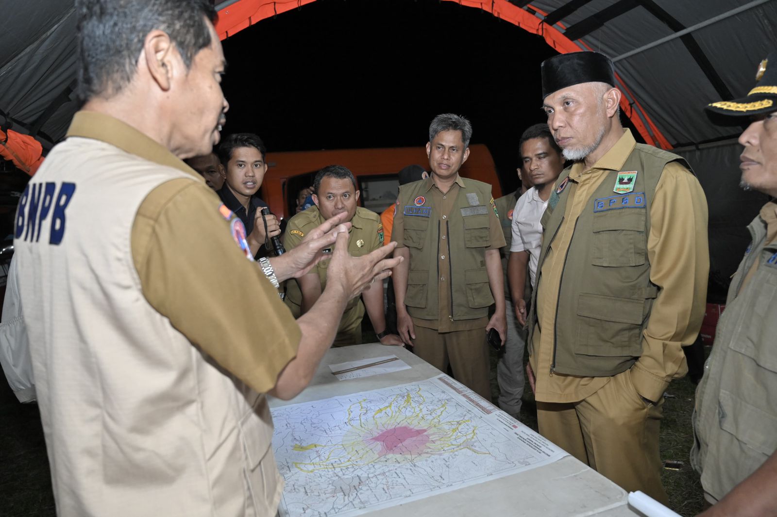 Gubernur Sumatera Barat, Mahyeldi Ansharullah berada di Posko Erupsi Batu Palano di Kabupaten Agam, Senin (4/12/2023). Foto Adpsb. 