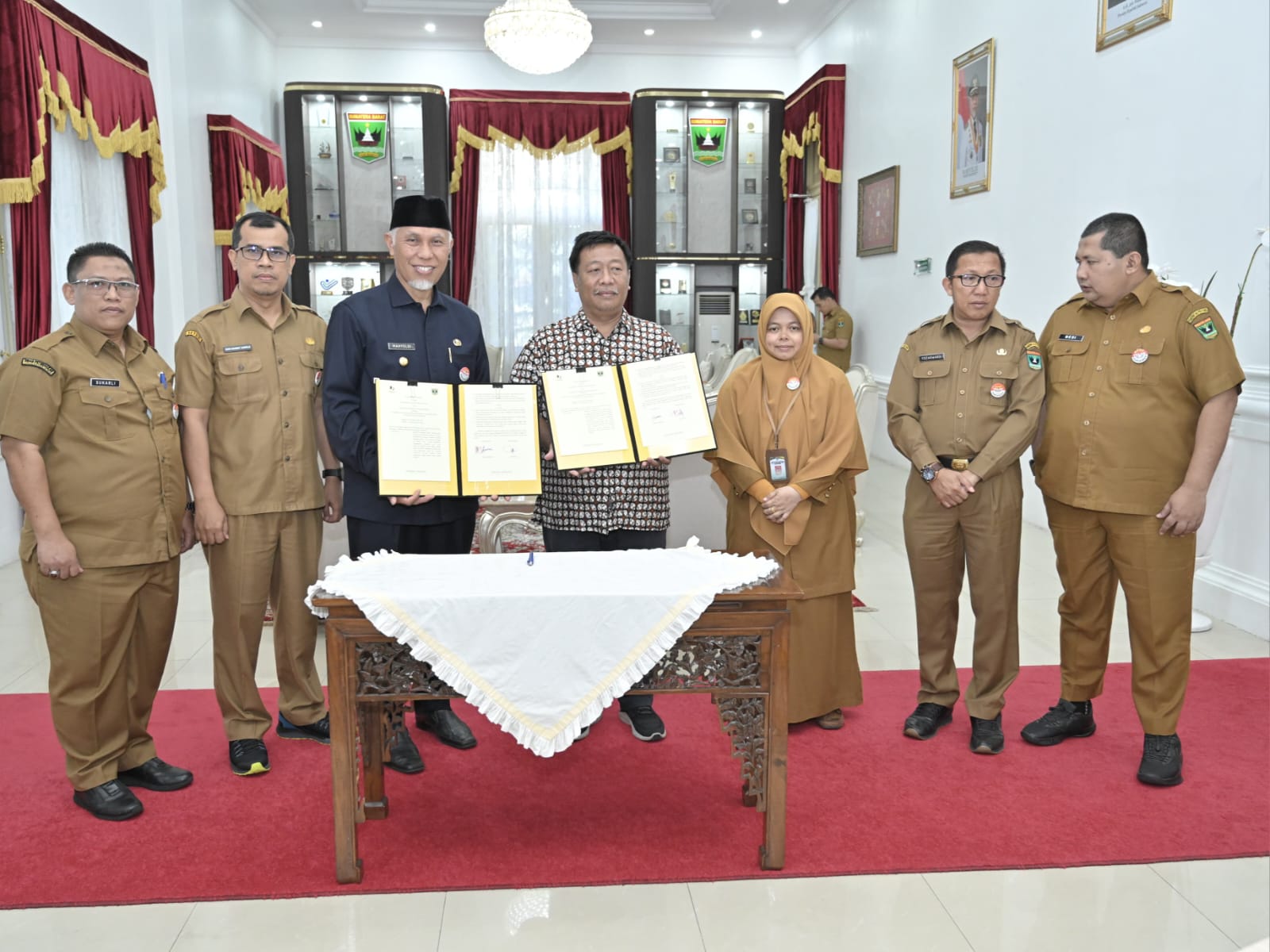 Gubernur Sumatera Barat, Mahyeldi Ansharullah, menandatangani perjanjian kerja sama Program Udara Bersih Indonesia di Sumbar, dengan Yayasan FIELD Indonesia, Selasa (5/12/2023). Foto Adpsb. 