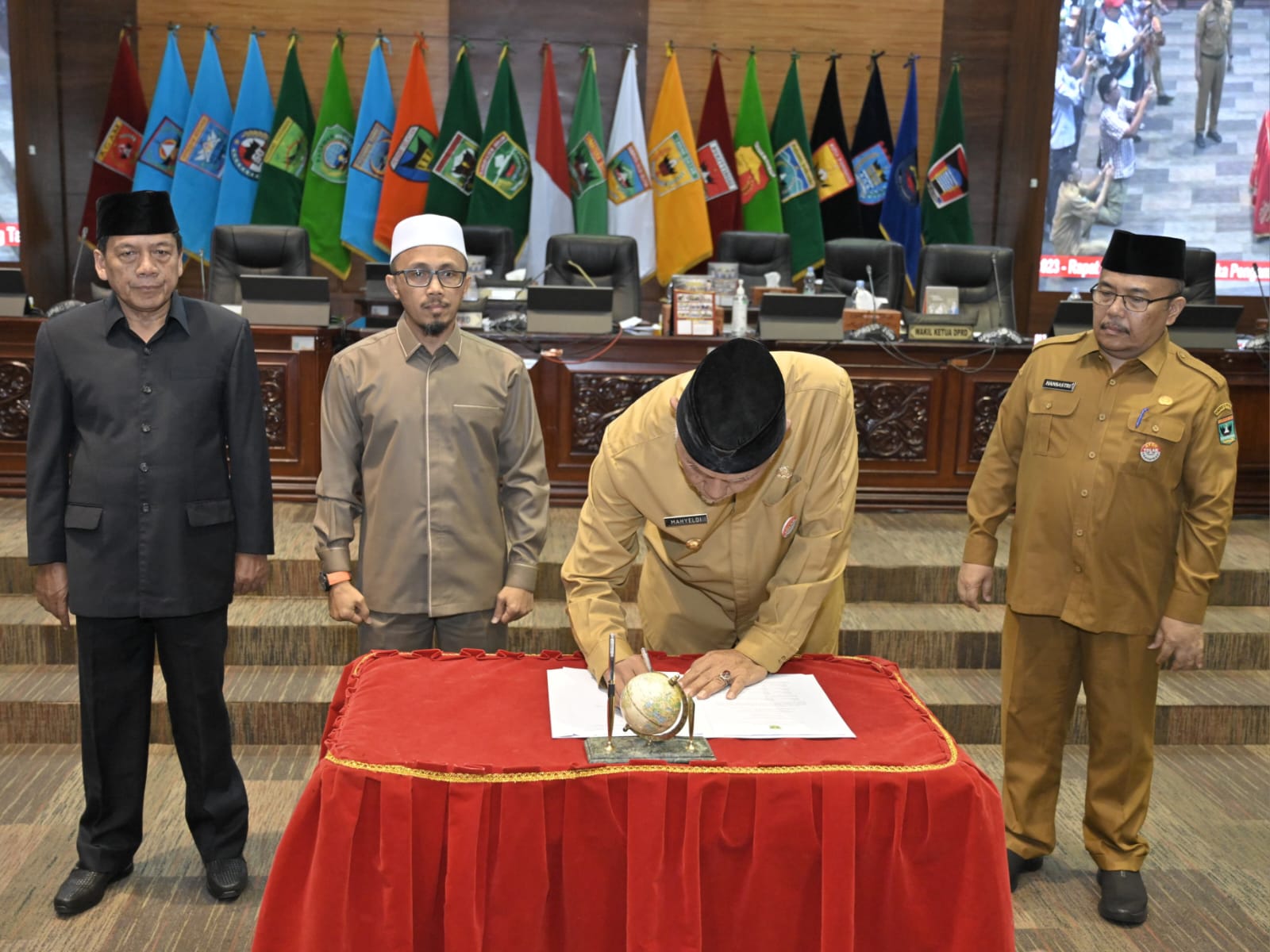Gubernur Mahyeldi menandatangani persetujuan Perda bersama Wakil Ketua DPRD Sumbar Irsyad Syafar. Foto Adpsb. 