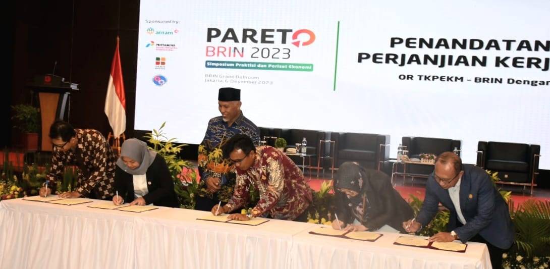 Gubernur Mahyeldi, menyaksikan perjanjian kerja sama antara BRIN, KDEKS, dan PT XREI, Rabu (6/12/2023) di Jakarta. Foto Adpsb. 
