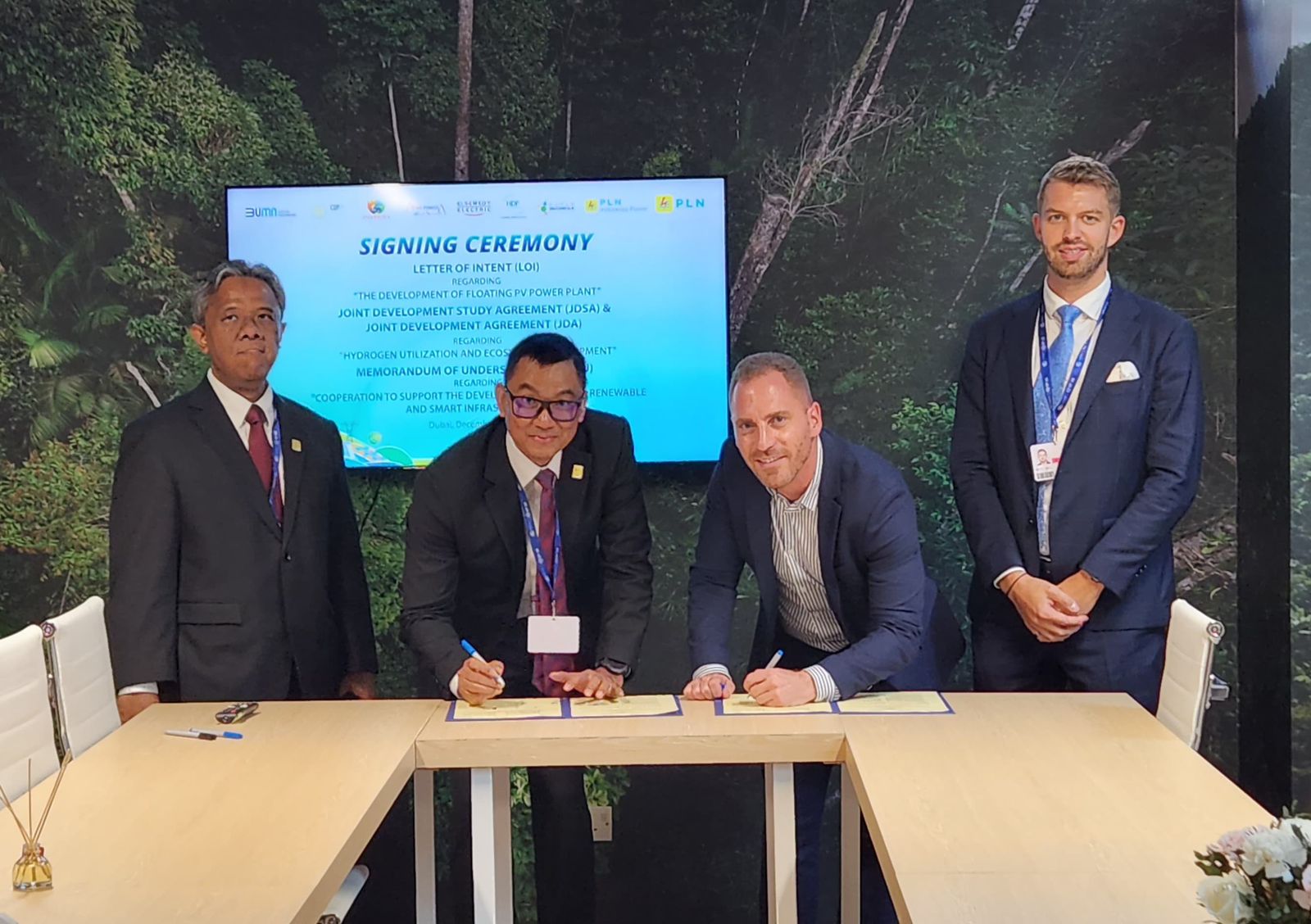 Penandatanganan kerja sama antara PLN dan HDF Energy dalam pengembangan hidrogen hijau di Indonesia yang dilakukan oleh Direktur Utama PLN Darmawan Prasodjo (tengah kiri) dengan Executive Director Asia and President Director HDF Energy Indonesia Mathieu G